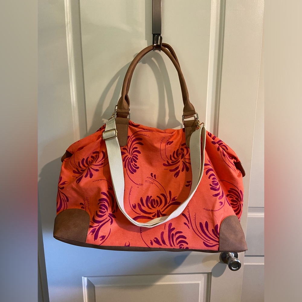 Menora Overnight Tote with Removable/Adjustable Straps